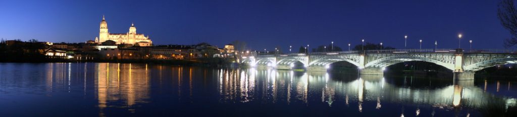 Panorámica nocturna de Salamanca desde el río